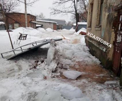 Також пошкоджена двері в під'їзд / фото facebook.com/h.saltovka