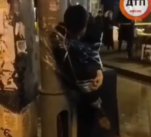 Молодого хлопця прив'язали до стовпа / скріншот Молодого хлопця прив'язали до стовпа / скріншот