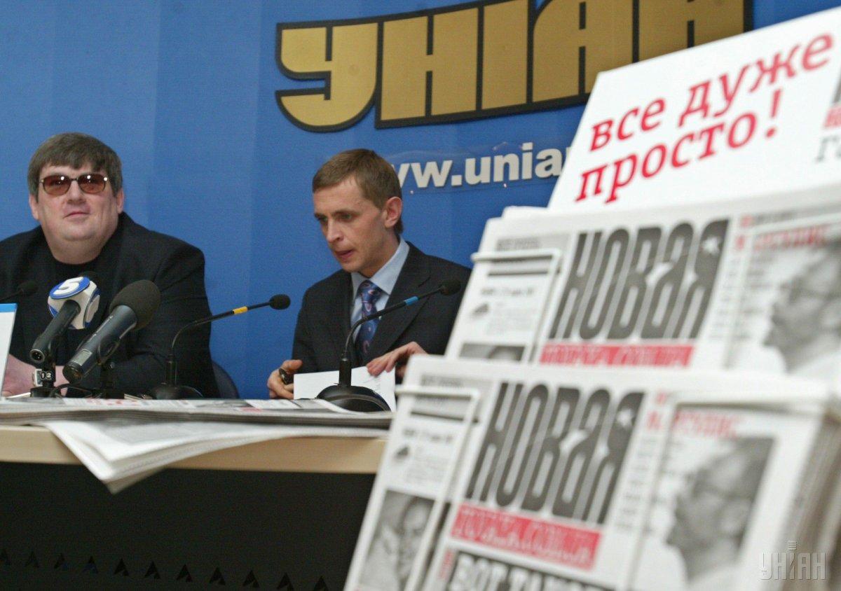 Олег Нипадимка, ліворуч, і президент холдингу “Главред-медіа” Віктор Шлінчак на прес-конференції з нагоди виходу у світ першого номеру видання "Новая" 22 березня 2007 р. / фото УНІАН Олег Нипадимка, ліворуч, і президент холдингу “Главред-медіа” Віктор Шлінчак на прес-конференції з нагоди виходу у світ першого номеру видання "Новая" 22 березня 2007 р. / фото УНІАН