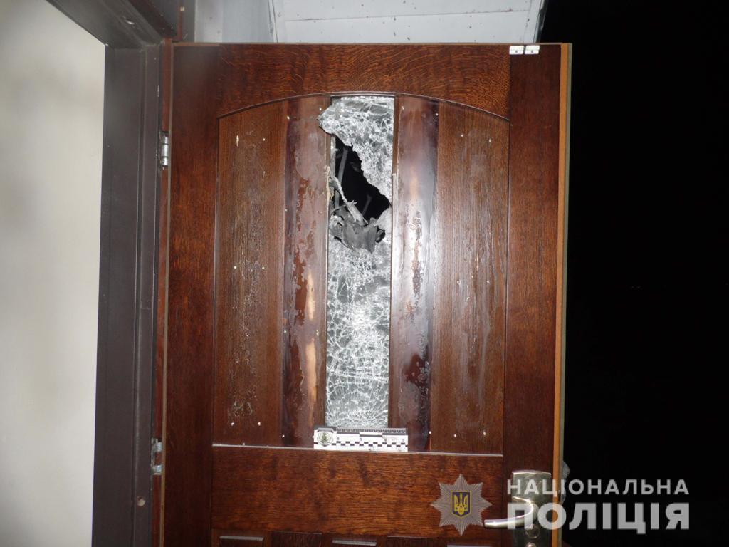 Правоохоронці розслідують вибух гранати під дверима приватного будинку в Рівному / ГУ НП в Рівненській області Правоохоронці розслідують вибух гранати під дверима приватного будинку в Рівному / ГУ НП в Рівненській області