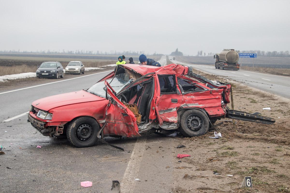 В страшной аварии под Днепром погибли два человека / фото Информатор В страшной аварии под Днепром погибли два человека / фото Информатор