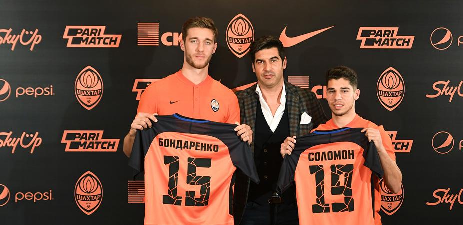 Паулу Фонсека вручил футболки новичкам Шахтера / shakhtar.com Паулу Фонсека вручил футболки новичкам Шахтера / shakhtar.com