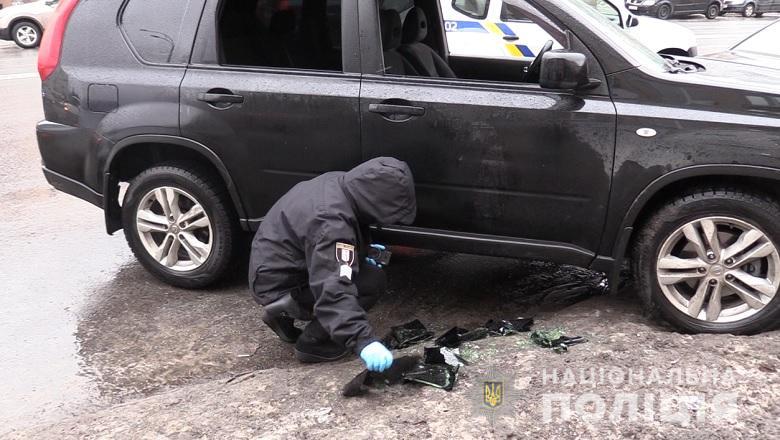 Двоє чоловіків у масках заблокували авто з водієм / фото kyiv.npu.gov.ua Двоє чоловіків у масках заблокували авто з водієм / фото kyiv.npu.gov.ua