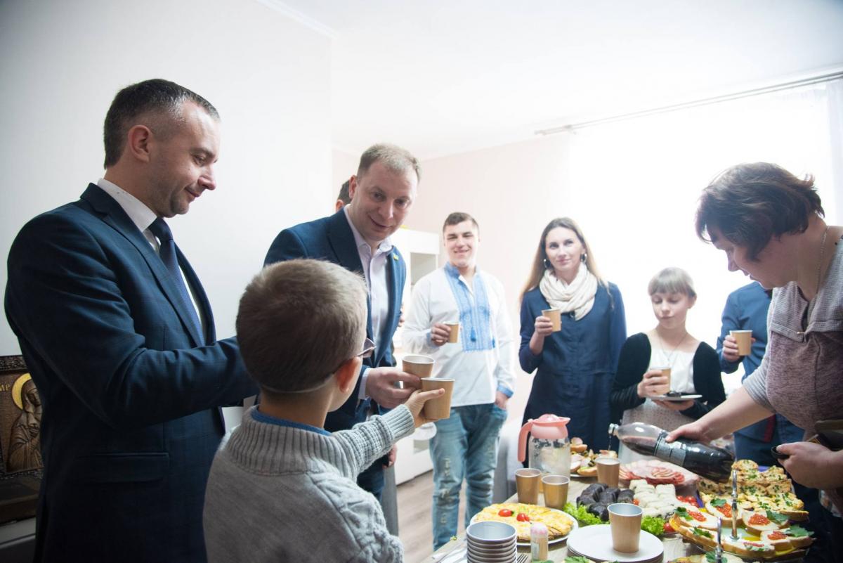 Привітав Пекара із новосіллям голова Тернопільської ОДА Степан Барна \ фото: прес-служба ТОДА Привітав Пекара із новосіллям голова Тернопільської ОДА Степан Барна \ фото: прес-служба ТОДА