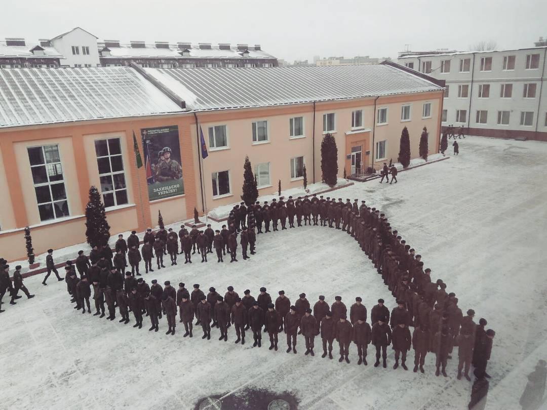 У Харкові курсанти провели флешмоб / фото facebook.com/officialnangu У Харкові курсанти провели флешмоб / фото facebook.com/officialnangu
