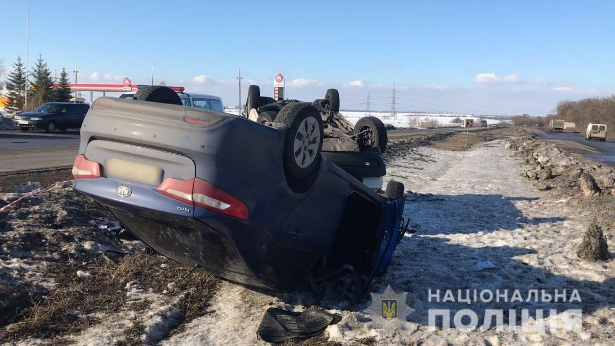 Під Харковом перевернулося одразу чотири автівки / фото hk.npu.gov.ua Під Харковом перевернулося одразу чотири автівки / фото hk.npu.gov.ua