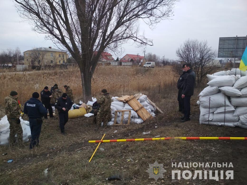 На Днепропетровщине задержали вооруженных мужчин, которые устанавливали блокпост / фото dp.npu.gov.ua На Днепропетровщине задержали вооруженных мужчин, которые устанавливали блокпост / фото dp.npu.gov.ua