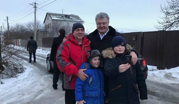 Порошенко из кортежа услышал плач мальчика, который хотел с ним селфи / Фото: Facebook Порошенко из кортежа услышал плач мальчика, который хотел с ним селфи / Фото: Facebook