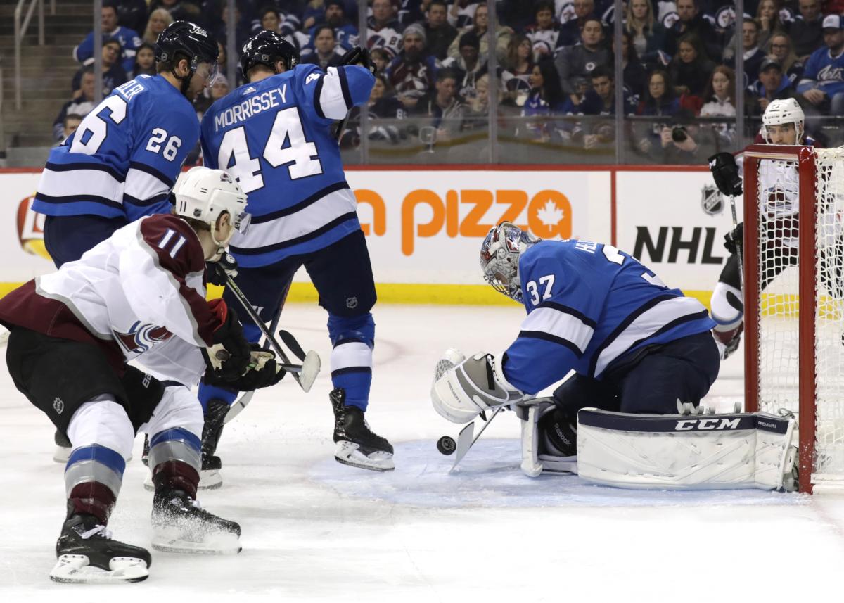 Хоккеисты Колорадо забросили 4 шайбы в ворота Виннипега / Reuters