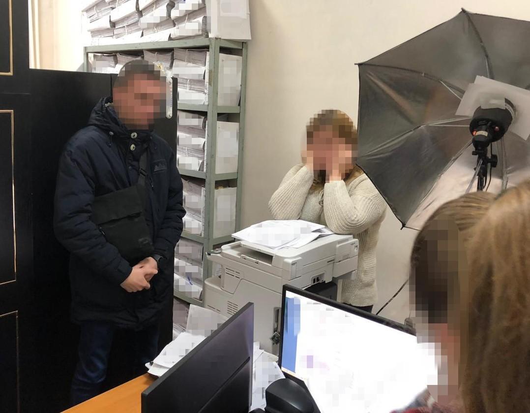 У Києві чиновницю ДМС узяли за хабар / фото ssu.gov.ua У Києві чиновницю ДМС узяли за хабар / фото ssu.gov.ua