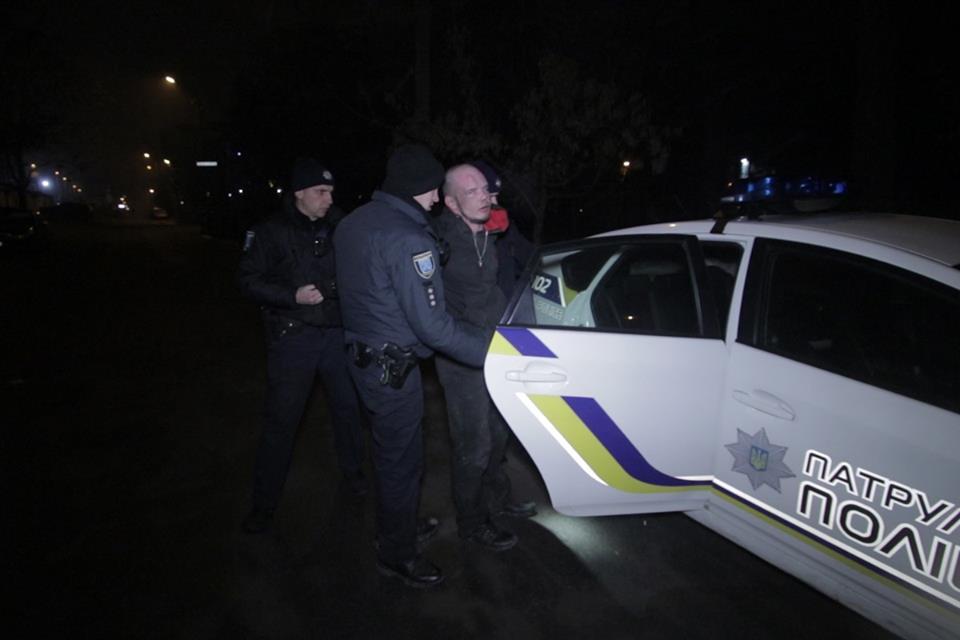 У Дніпрі затримали озброєного чоловіка, який захопив заручницю / Інформатор У Дніпрі затримали озброєного чоловіка, який захопив заручницю / Інформатор