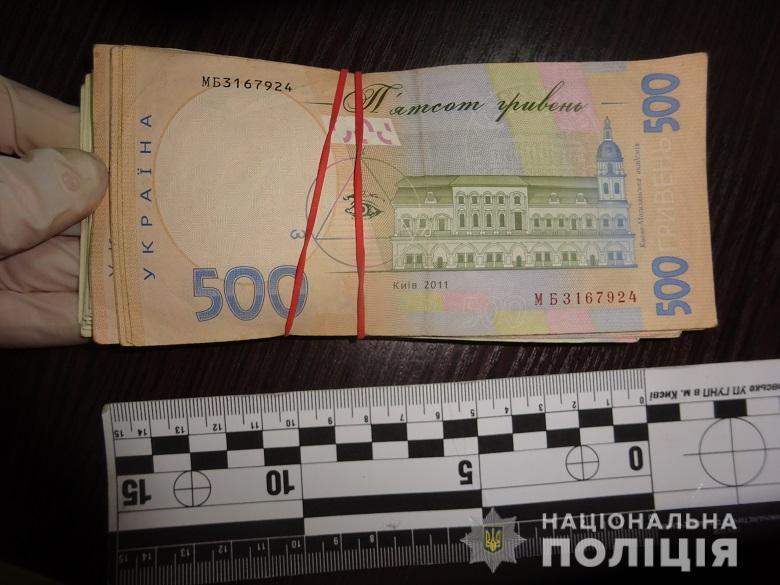 Шахраї передали бабусі сертифікат, але повідомили, що за участь в акції необхідно заплатити / фото прес-служба поліції Шахраї передали бабусі сертифікат, але повідомили, що за участь в акції необхідно заплатити / фото прес-служба поліції