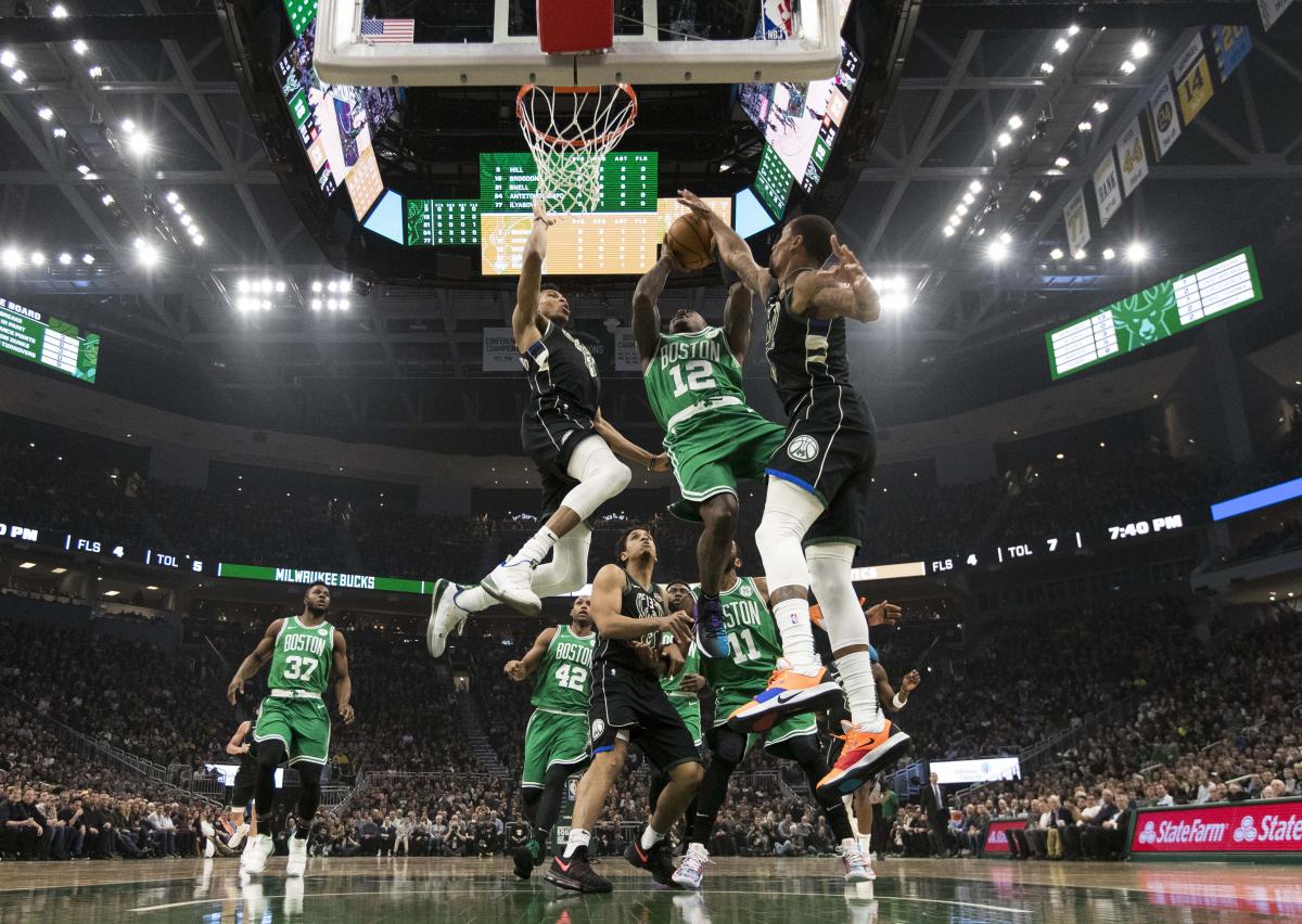 Яннис Адетокунбо (справа) набрал 30 очков в матче против Бостона в регулярном чемпионате / Reuters