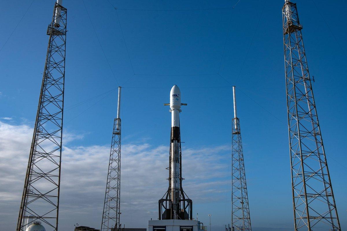 Falcon 9 вывела на орбиту лунный зонд и спутник / фото twitter.com/SpaceX