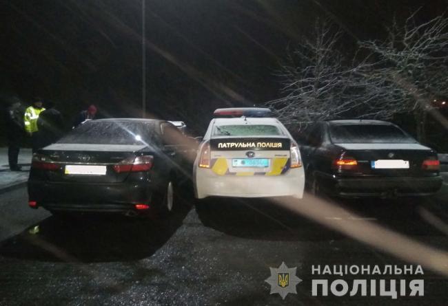 У Рівному блокували автомобіль патрульних (фото) У Рівному блокували автомобіль патрульних (фото)