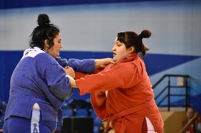 Анастасия Сапсай (справа) заняла первое место в супертяжелой категории среди женщин / sambo.net.ua