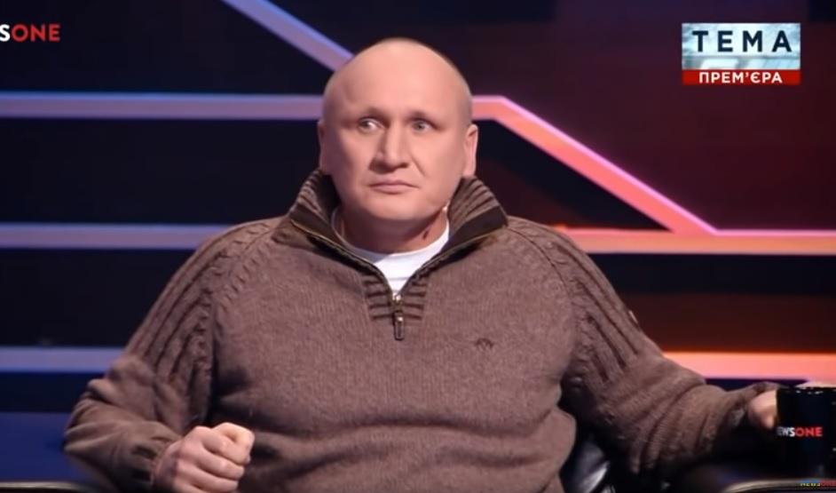 Националист Коханивский метнул кружку в оппонента в эфире ток-шоу / Скриншот - Youtube, NEWSONE Националист Коханивский метнул кружку в оппонента в эфире ток-шоу / Скриншот - Youtube, NEWSONE