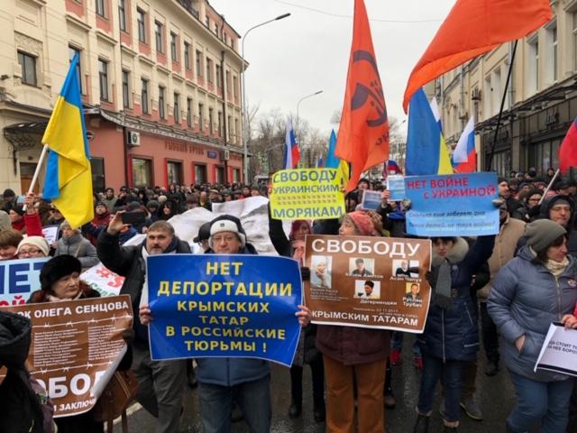 Участники акции памяти Бориса Немцова также требуют прекратить агрессию РФ против Украины и освободить политзаключенных / УНИАН Участники акции памяти Бориса Немцова также требуют прекратить агрессию РФ против Украины и освободить политзаключенных / УНИАН