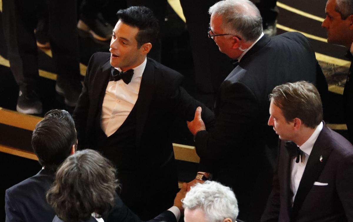 Рами Малеку помогли подняться после падения / REUTERS