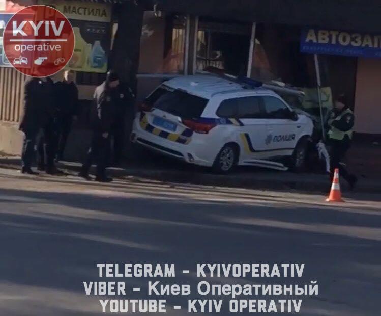 Поліцейська машина вилетіла на тротуар / фото "Інформатор" Поліцейська машина вилетіла на тротуар / фото "Інформатор"