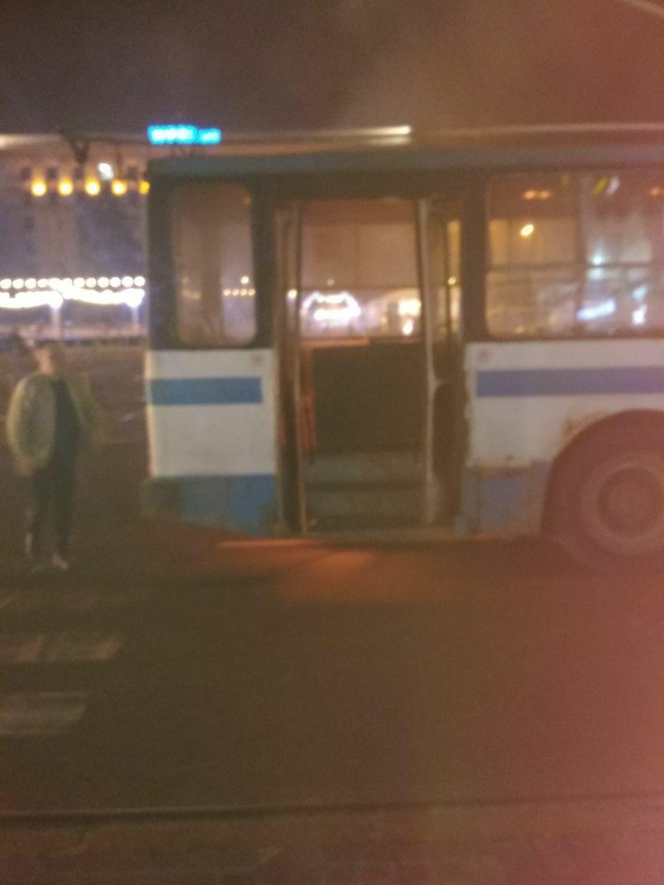 На проспекте Яворницкого загорелся троллейбус / фото 056.ua На проспекте Яворницкого загорелся троллейбус / фото 056.ua