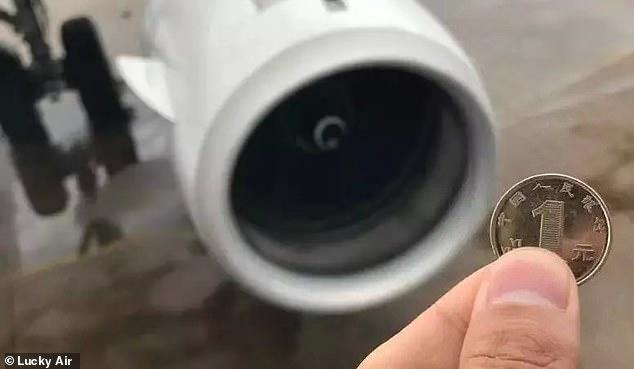Чоловік кинув у двигун дві монети номіналом один юань / фото: Lucky Air