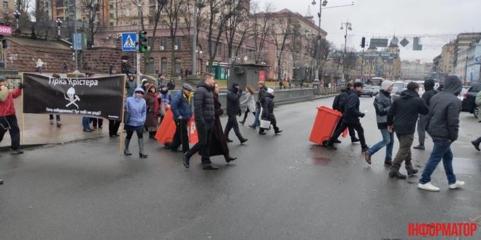 Учасники акції перекрили рух автотранспорту на пішохідному переході біля КМДА / фото "Інформатор" Учасники акції перекрили рух автотранспорту на пішохідному переході біля КМДА / фото "Інформатор"
