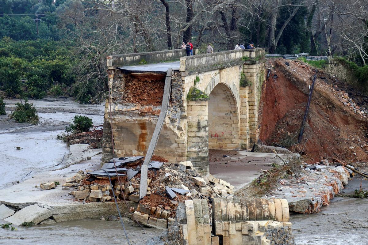На Криті повінь знесло міст / REUTERS