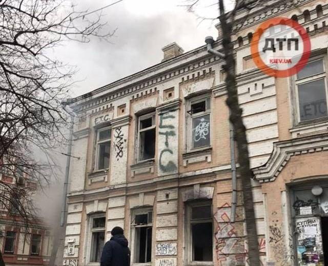 В Киеве на Лукьяновке третий раз за неделю горит здание / фото dtp.kiev.ua В Киеве на Лукьяновке третий раз за неделю горит здание / фото dtp.kiev.ua