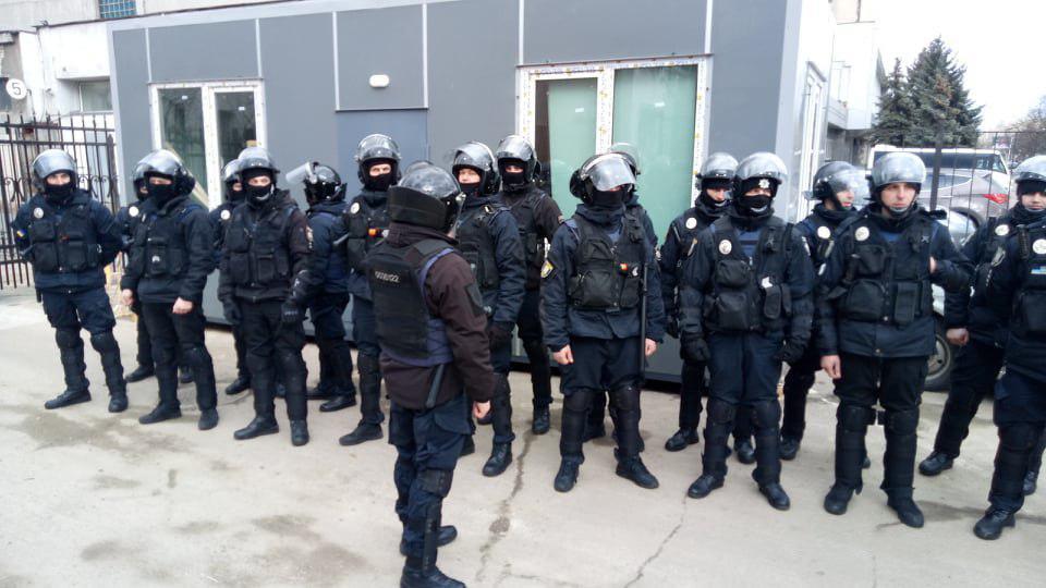 Поліція під стінами "Укроборонпрому" / фото УНІАН Поліція під стінами "Укроборонпрому" / фото УНІАН