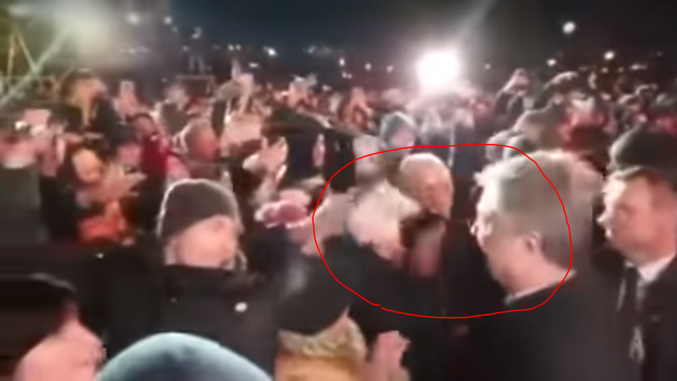 Порошенко сорвал шапку с девушки в Запорожье / скриншот видео