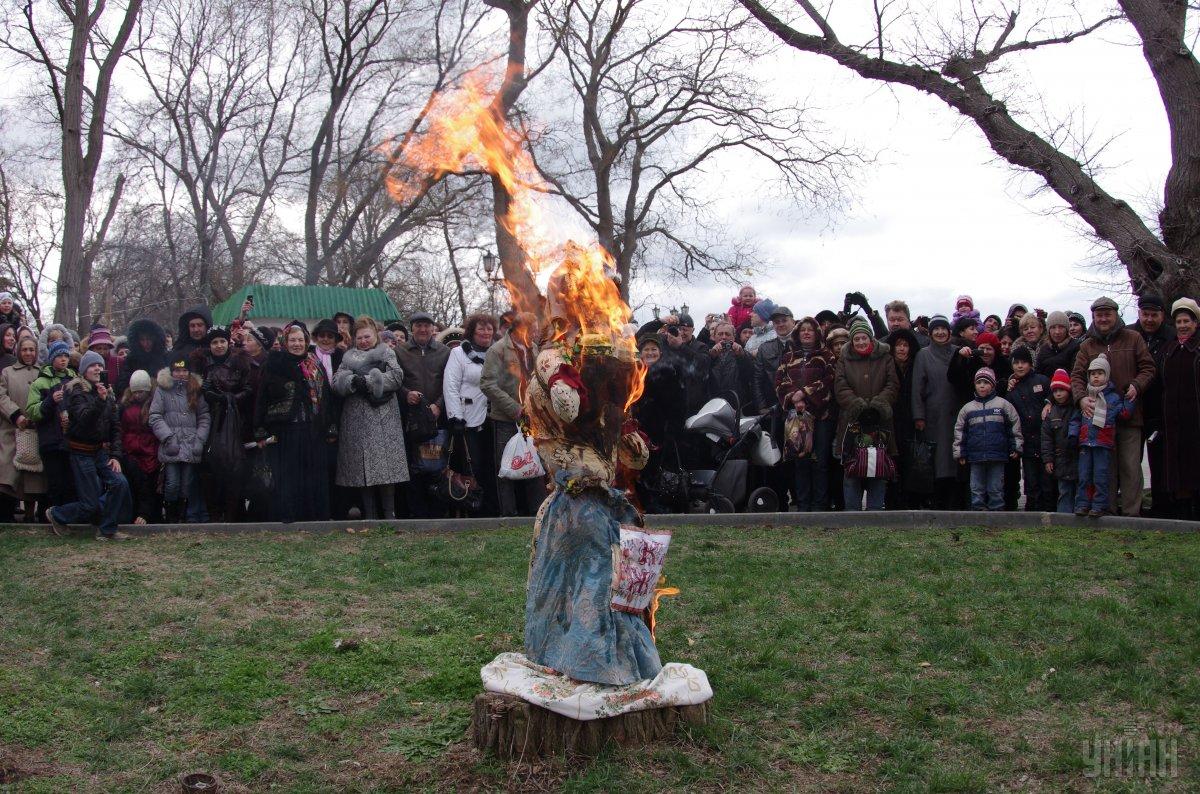 Главной народной забавой на Масленицу было сожжение чучела Зимы / УНИАН Главной народной забавой на Масленицу было сожжение чучела Зимы / УНИАН
