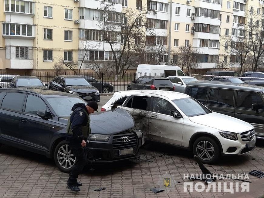 По предварительной информации неизвестный бросил в автомобиль гранату / фото: полиция Киева