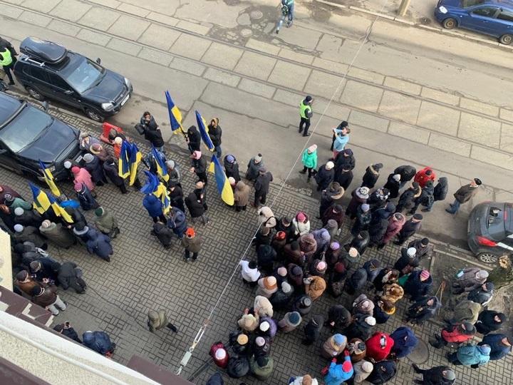 Под офисом '1+1' прошел заказной митинг, участникам раздавали по 80 гривен Под офисом '1+1' прошел заказной митинг, участникам раздавали по 80 гривен