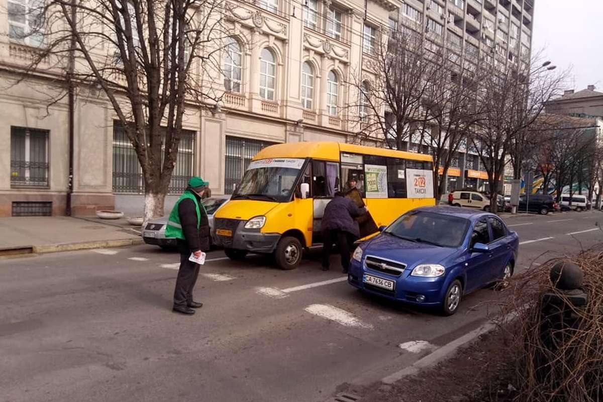 Інцидент стався на проспекті Дмитра Яворницького / фото "Інформатор" Інцидент стався на проспекті Дмитра Яворницького / фото "Інформатор"