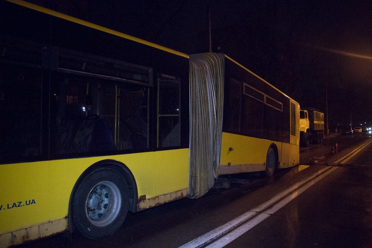 В Киеве у автобуса во время движения отвалилось дно (фото, видео) | УНИАН