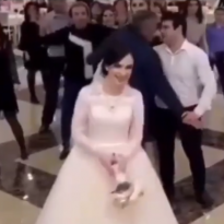 Девушки устроили драку из-за букета невесты (видео)