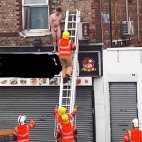 В Британии мужчину голышом выставили за окно массажного салона (фото, видео)