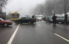 В Киеве на бульваре Дружбы народов столкнулись семь авто - движение парализовано (фото)