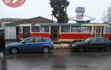 У Києві біля метро "Лісова" трамвай з'їхав з рейок та зніс два стовпи (фото)
