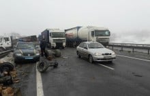На Одеській трасі через туман та ями сталася масштабна ДТП з вантажівками (фото)