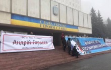 "Хто замовив Гандзюк?": на Порошенка біля ЦВК чекали активісти, але він скористався чорним ходом - журналістка