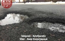 На дорозі під Києвом покладений у мокру погоду асфальт протримався 55 днів (фото)