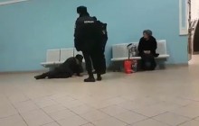 "На вулицю підеш мерзнути!": у Росії поліцейські скинули пенсіонера з лавки (відео)