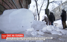 Опасная оттепель: в Полтаве девушке на голову упала ледяная глыба (видео)