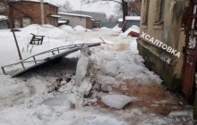 В Харькове глыба льда обрушила козырек подъезда (фото)