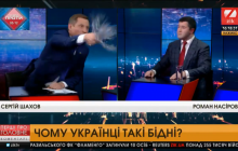 "Вам треба освіжитися!": нардеп облив Насірова водою під час ефіру (відео)