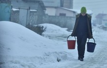 На кордоні Казахстану та Росії перекинувся спиртовоз: місцеві черпають відрами спирт з канави
