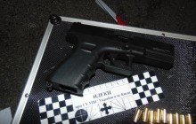 Слідчі ДБР затримали столичного поліцейського, який торгував дозвільними документами на зброю