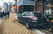 В центре Киева авто вылетело на тротуар и врезалось в террасу ресторана